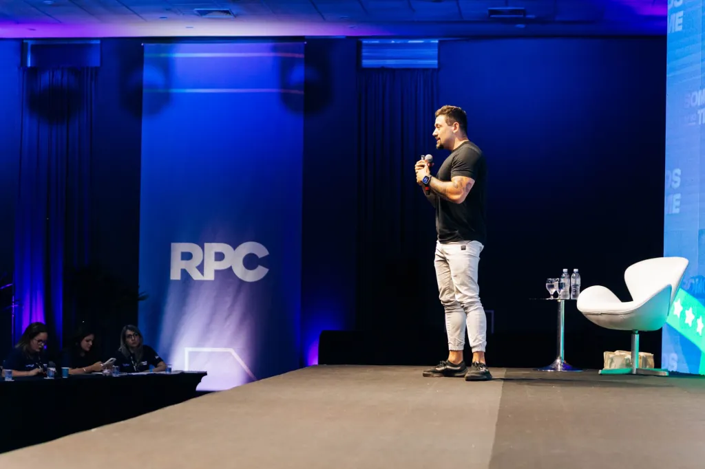 Palco da Convenção de Vendas RPC 2026 com a marca RPC no telão