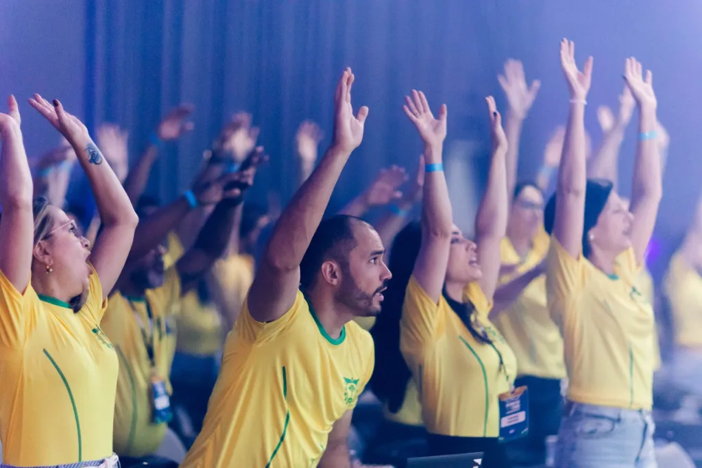 Plateia de braços erguidos na Convenção de Vendas RPC
