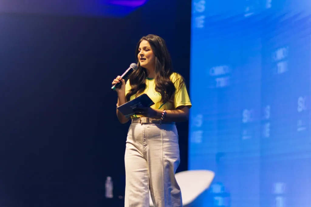 Apresentadora abre a programação da convenção