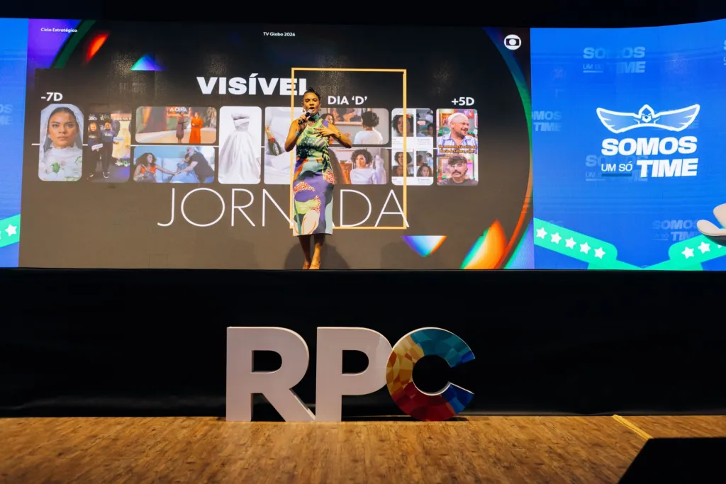 Palco da convenção com a marca RPC e o telão da Jornada