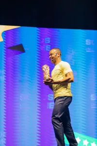 Cafu entra no palco segurando a taça da Copa