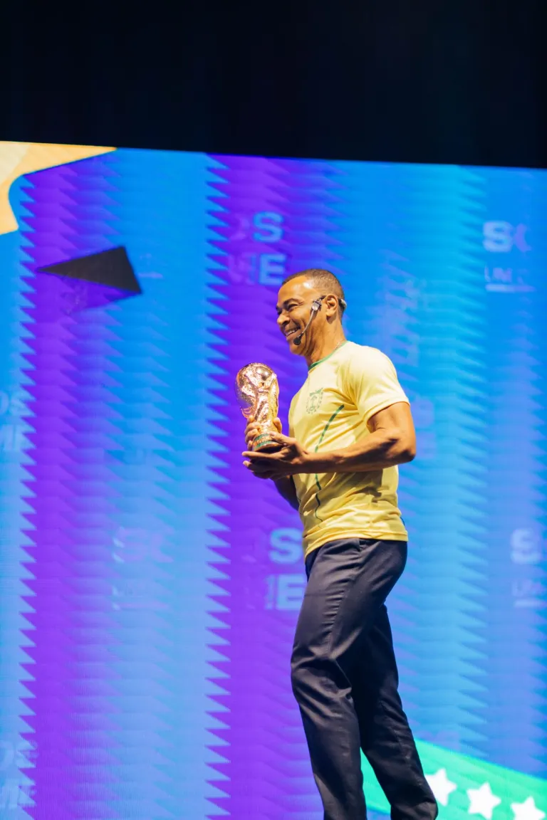 Cafu entra no palco segurando a taça da Copa