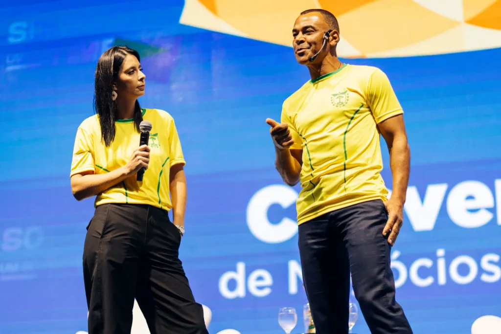 Cafu conversa com a apresentadora no palco