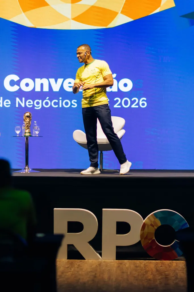 Cafu no palco ao lado do letreiro RPC