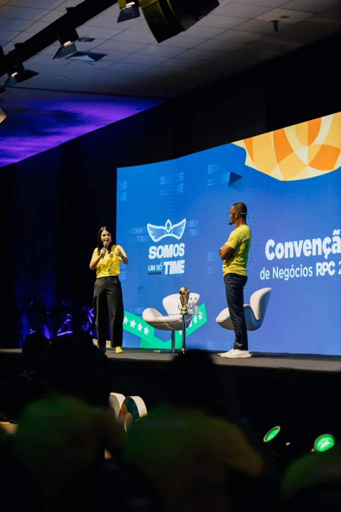 Palco da convenção visto da plateia