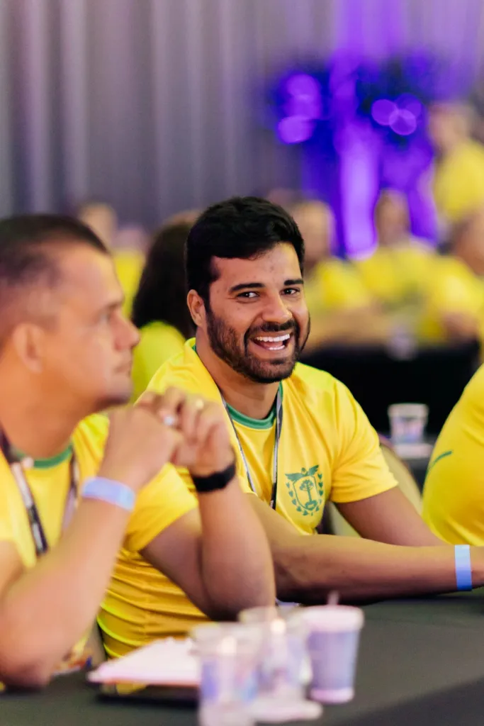 Participante sorri durante a programação da convenção