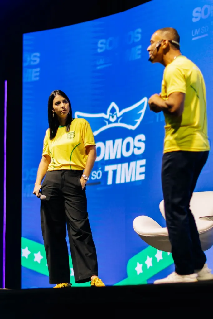Cafu e a apresentadora no palco Somos um só time