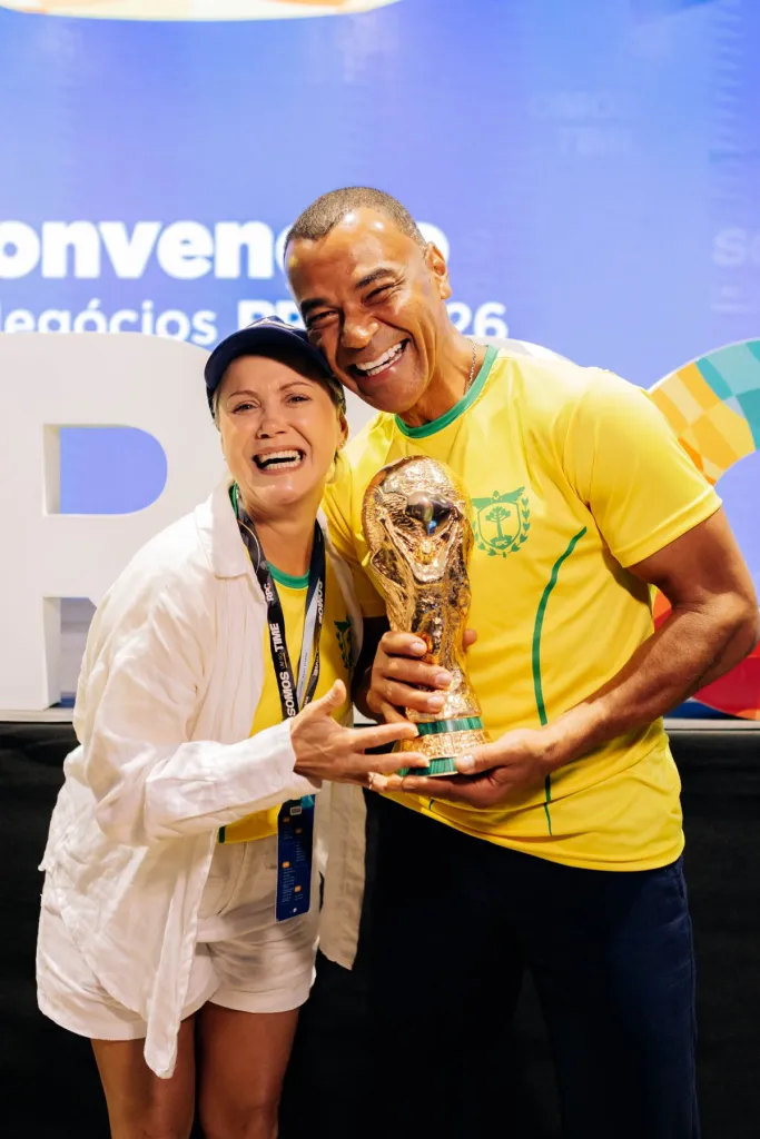 Cafu e Tássia com a taça da Copa do Mundo na Convenção de Vendas RPC 2026