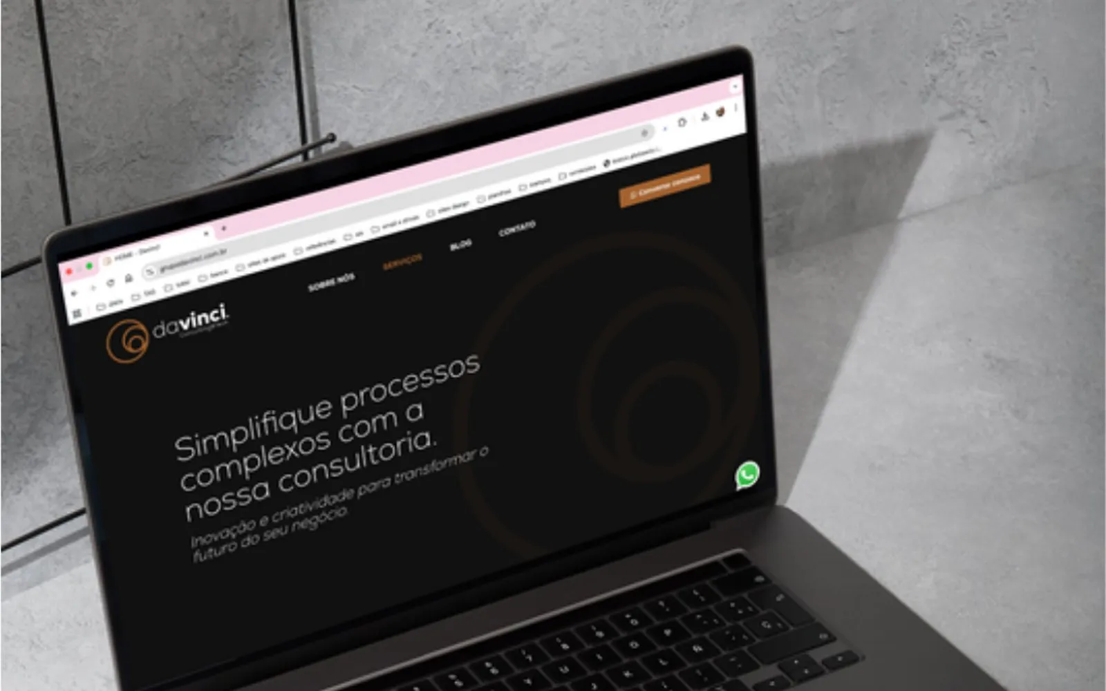 Notebook com a home do site da Davinci Consulting & Tech