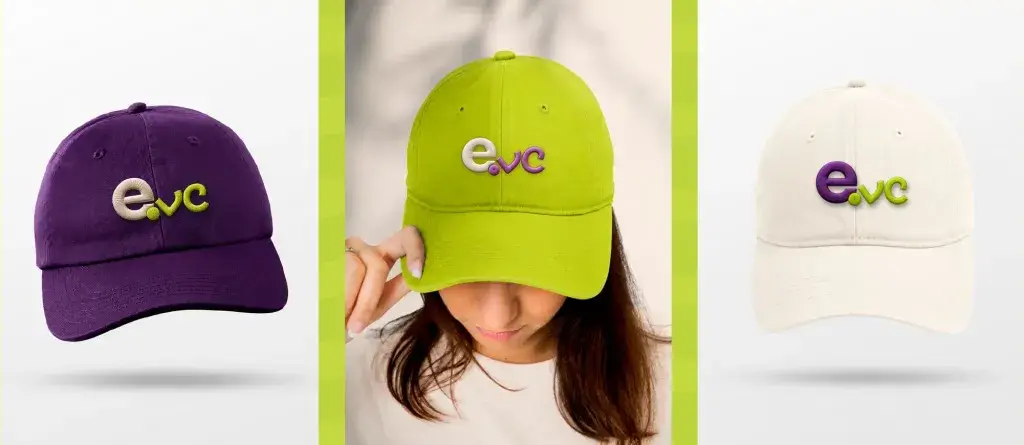 Bonés com a assinatura e.vc nas cores roxo, verde e areia