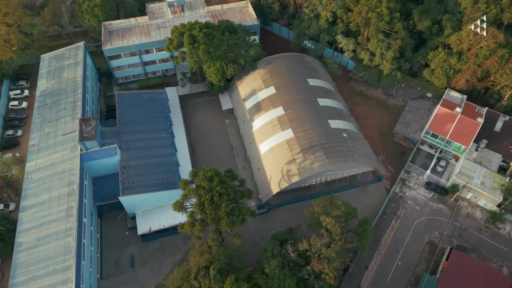 Vista aérea de escola pública do Paraná