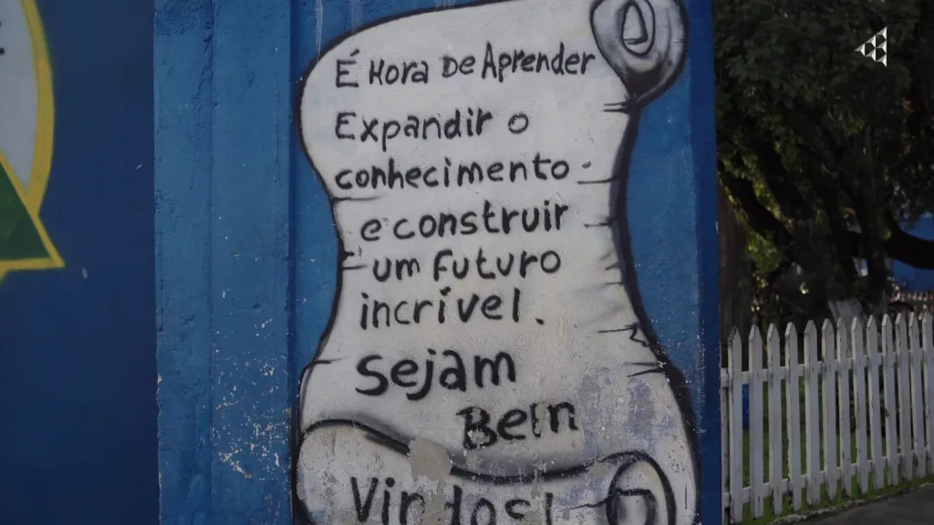 Voluntário facilitador da Volvo entrando em sala de aula