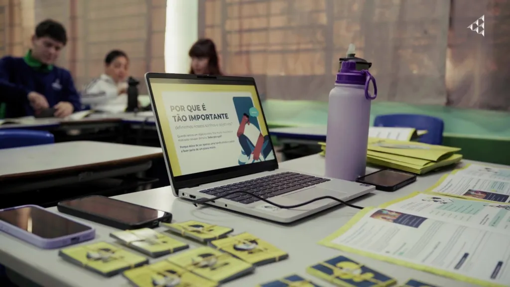 Voluntário da Volvo com estudantes em sala de aula