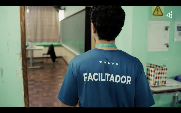 Voluntário da Volvo Financial Services como facilitador em escola pública, no vídeo da JA Paraná