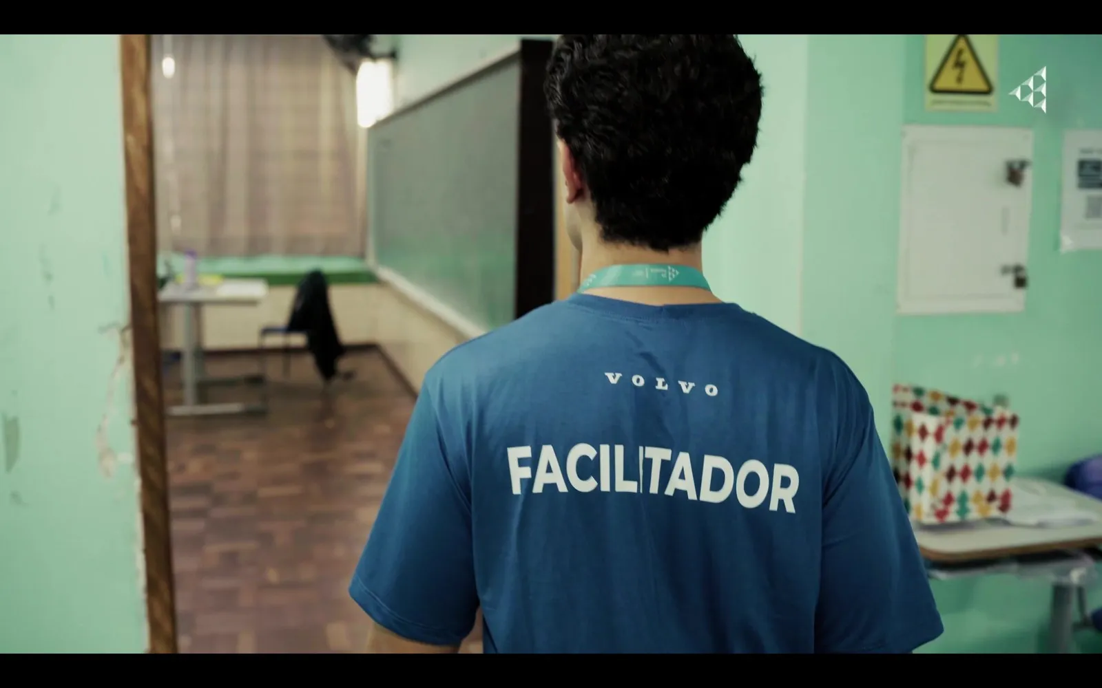 Voluntário da Volvo Financial Services como facilitador em escola pública, no vídeo da JA Paraná